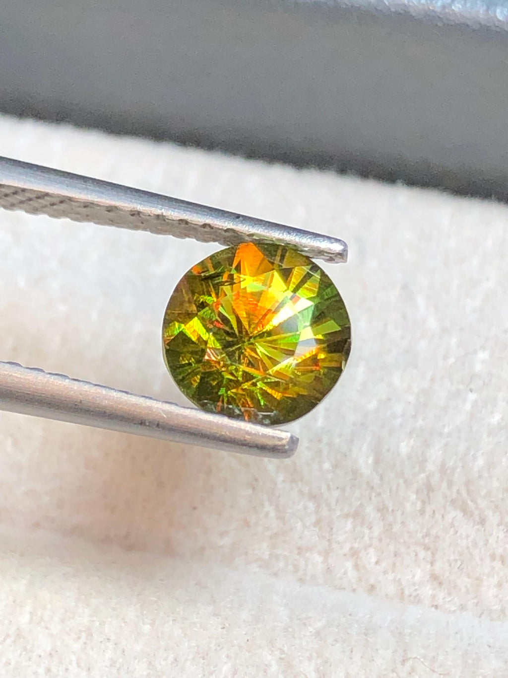 Chrome Sphene 1.30ct Round Cut – Madagascar • Full Fire