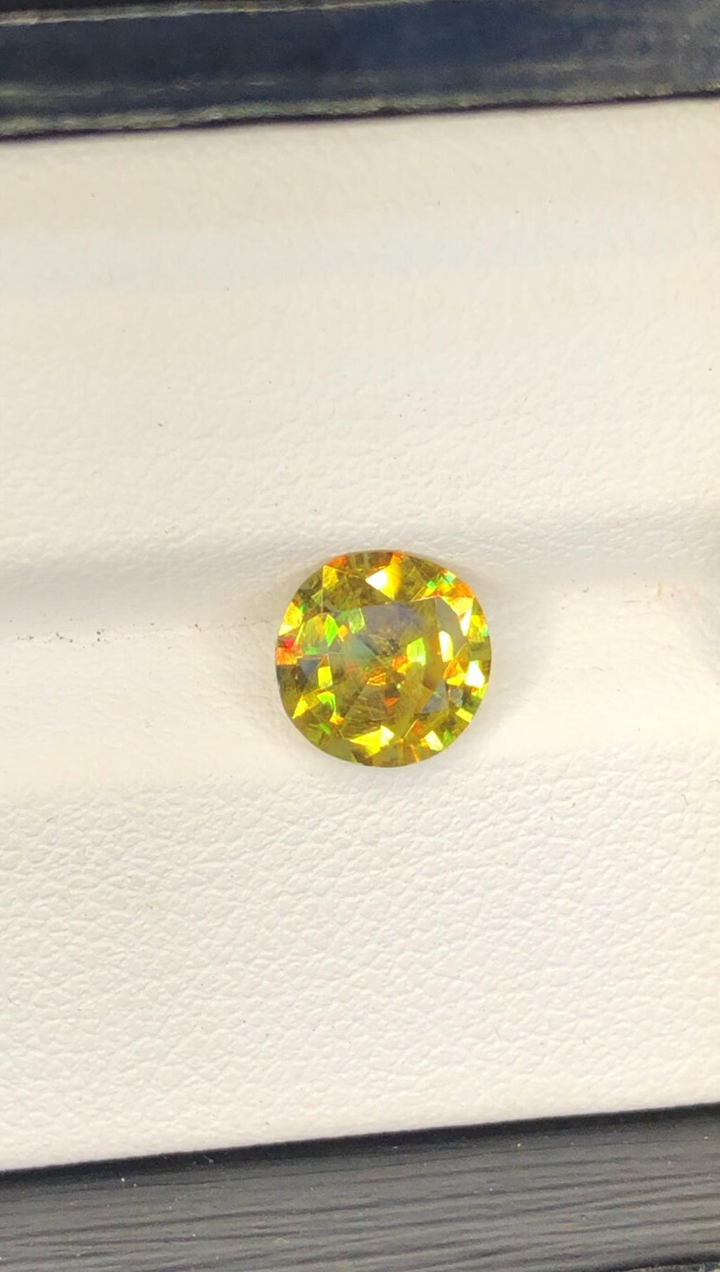 Natural Sphene Gemstone: Faceted Round Titanite, 1.40 CT