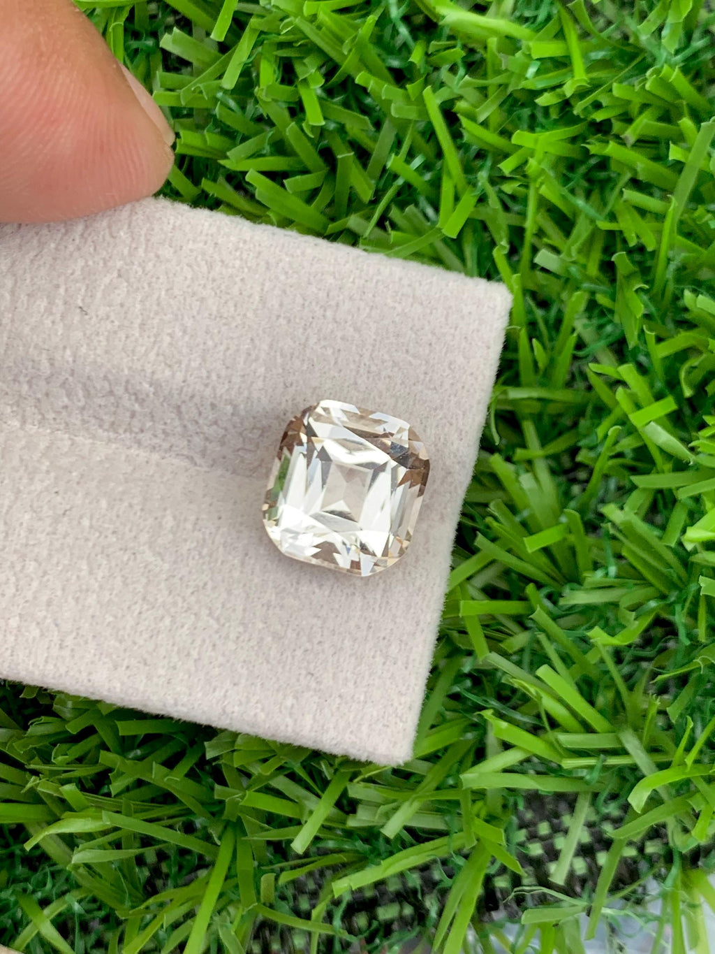Morganite 4.60ct Cushion Cut – Golden Peach Sparkle