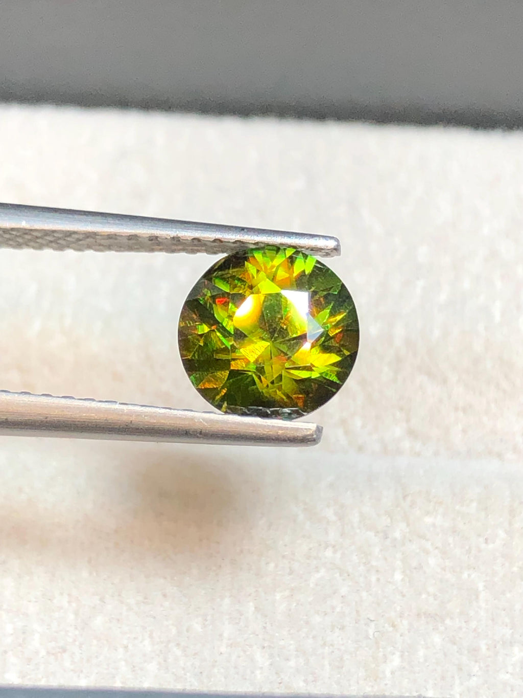 Chrome Sphene 1.55ct Round Cut – Madagascar • Full Fire