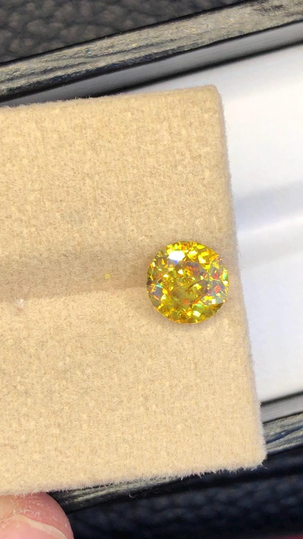 Natural Sphene Gemstone: Round Cut, Fire Titanite (1.35 CT)