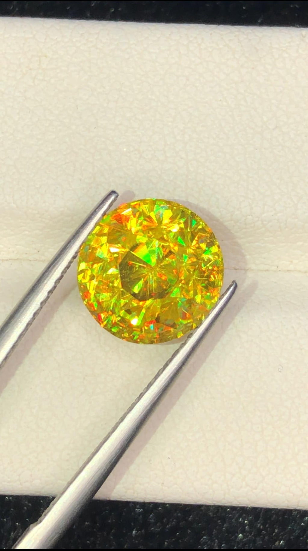 Trichroic Sphene Gemstone: 5.65 CT Round Faceted Titanite