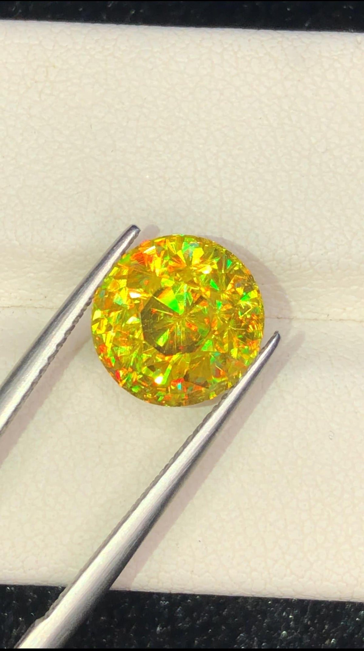 Trichroic Sphene Gemstone: 5.65 CT Round Faceted Titanite