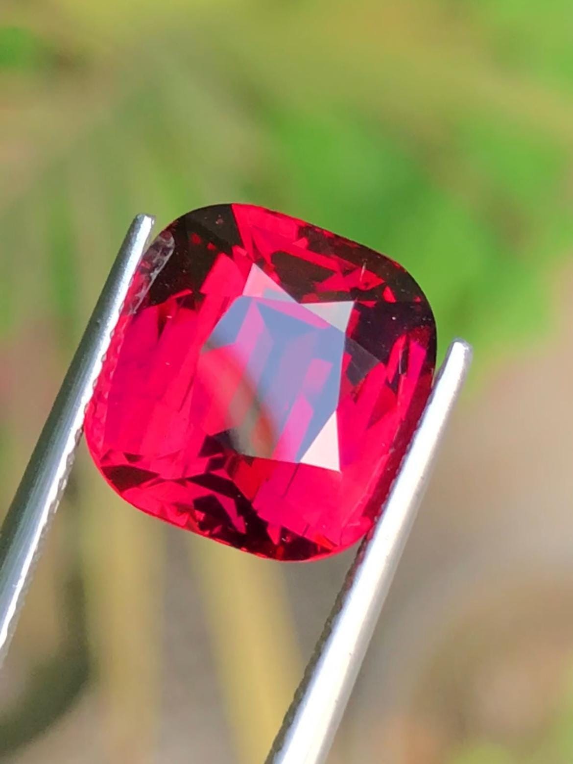 Rhodolite Garnet 7.05 ct Cushion Cut – Certified Raspberry-Tone Tanzanian Gemstone