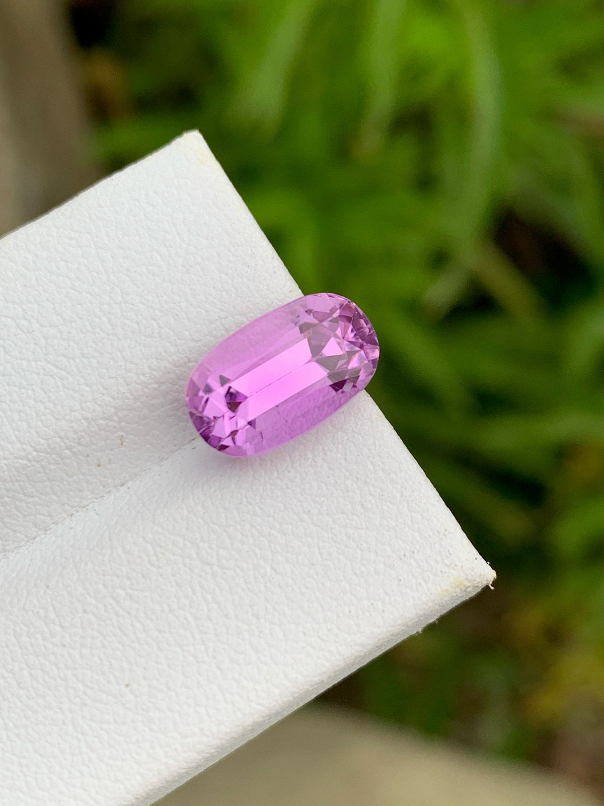Lavender Pink Kunzite Gemstone: Oval Faceted Cut, 4.75 CT