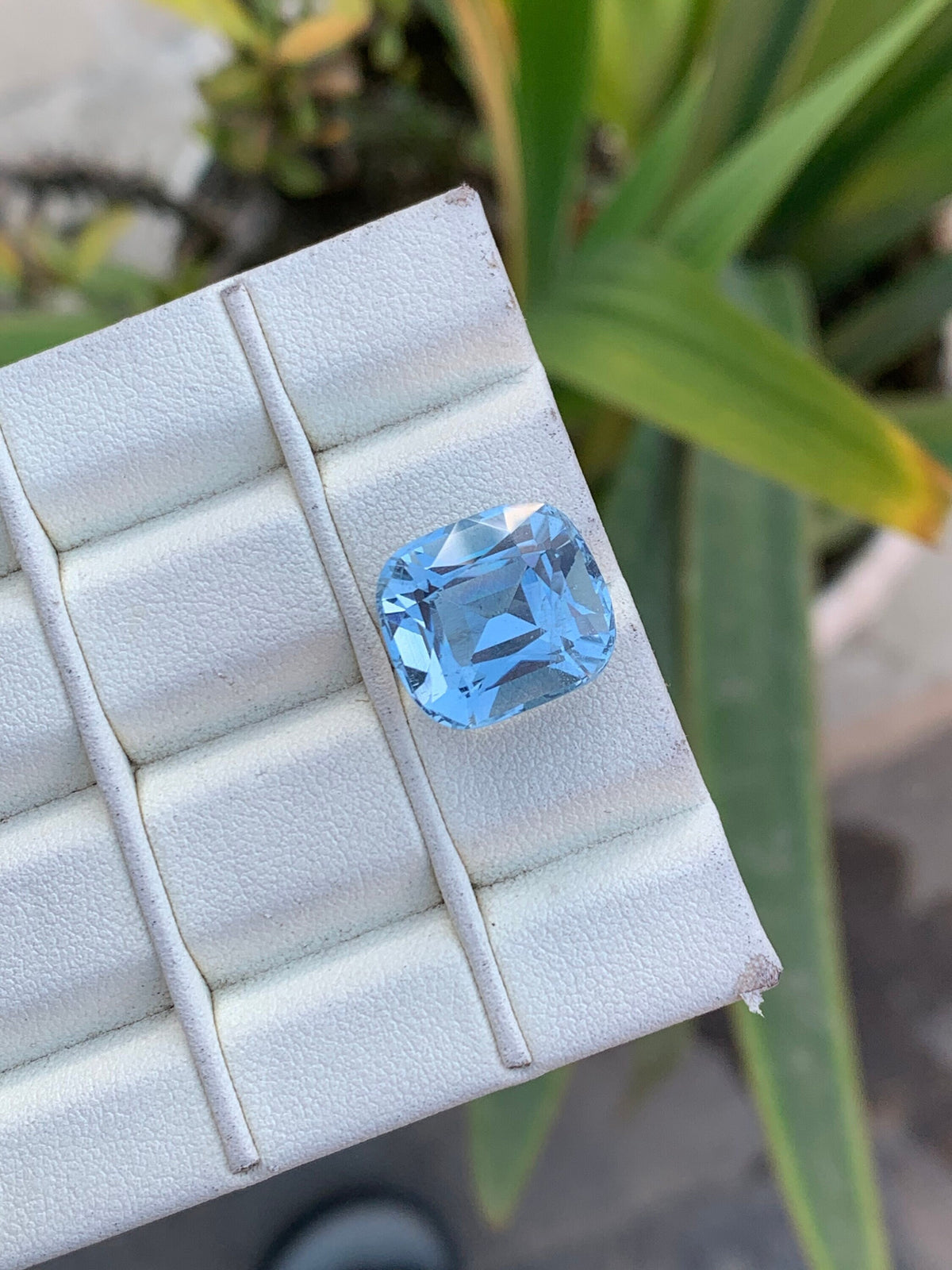 Santa Maria Aquamarine Gemstone: 12.80 ct Cushion Cut Blue Beryl