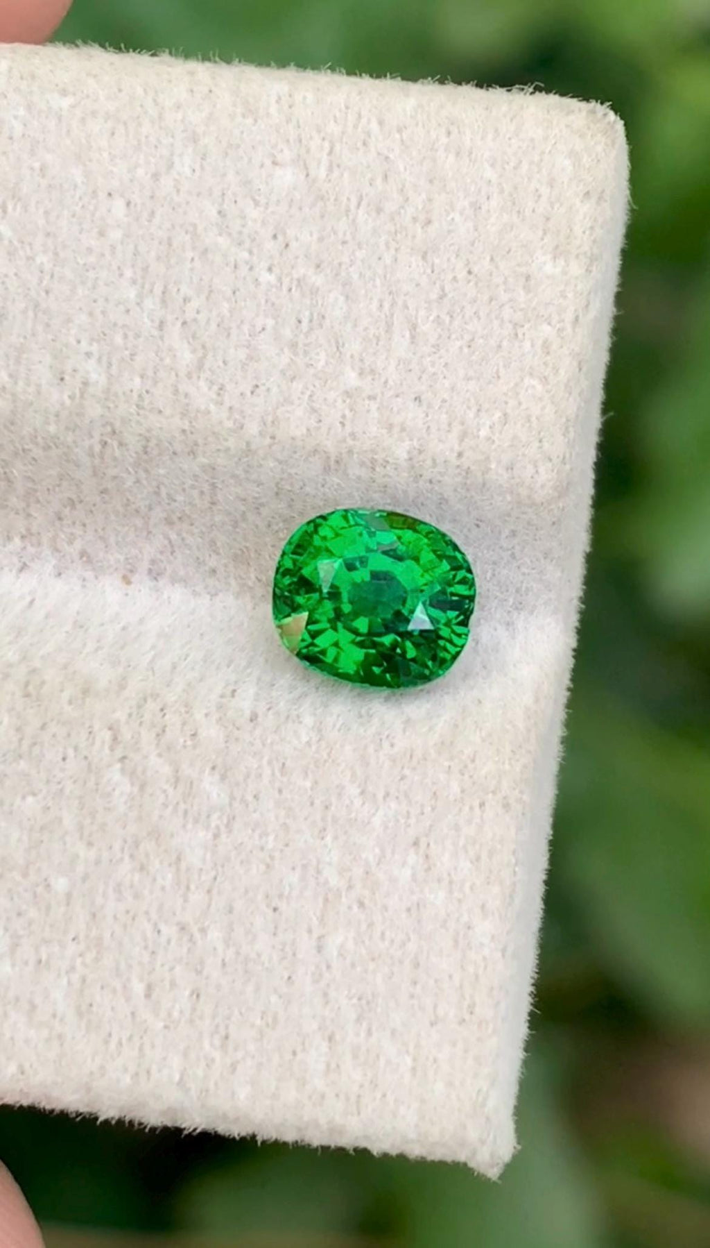 Tsavorite Garnet 1.15ct Oval Cut – Vivid Green Gemstone from Tanzania