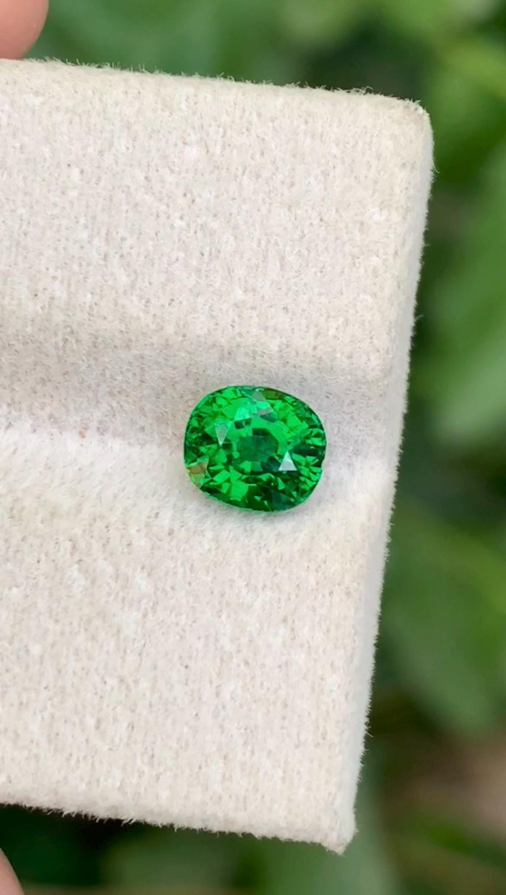 Tsavorite Garnet 1.15ct Oval Cut – Vivid Green Gemstone from Tanzania