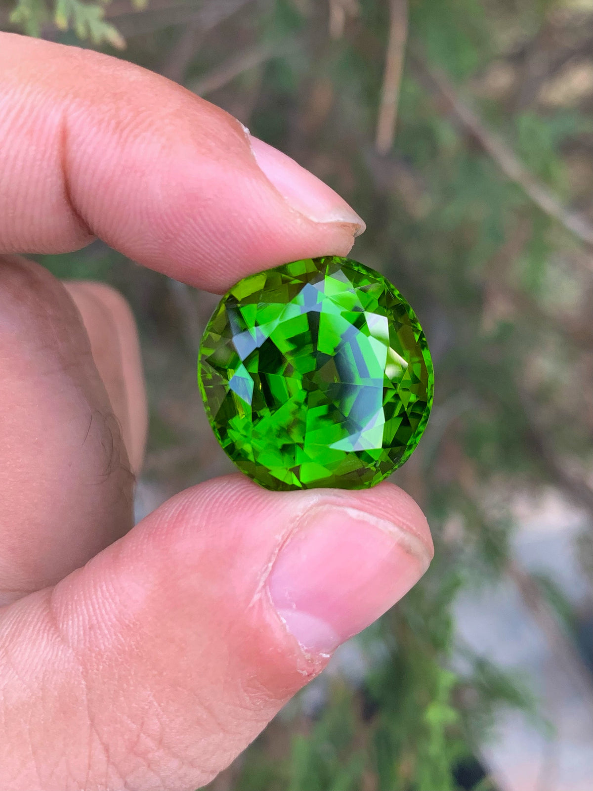 Olive Green Peridot Gemstone: Round Cut Natural Stone, 37.30 CT