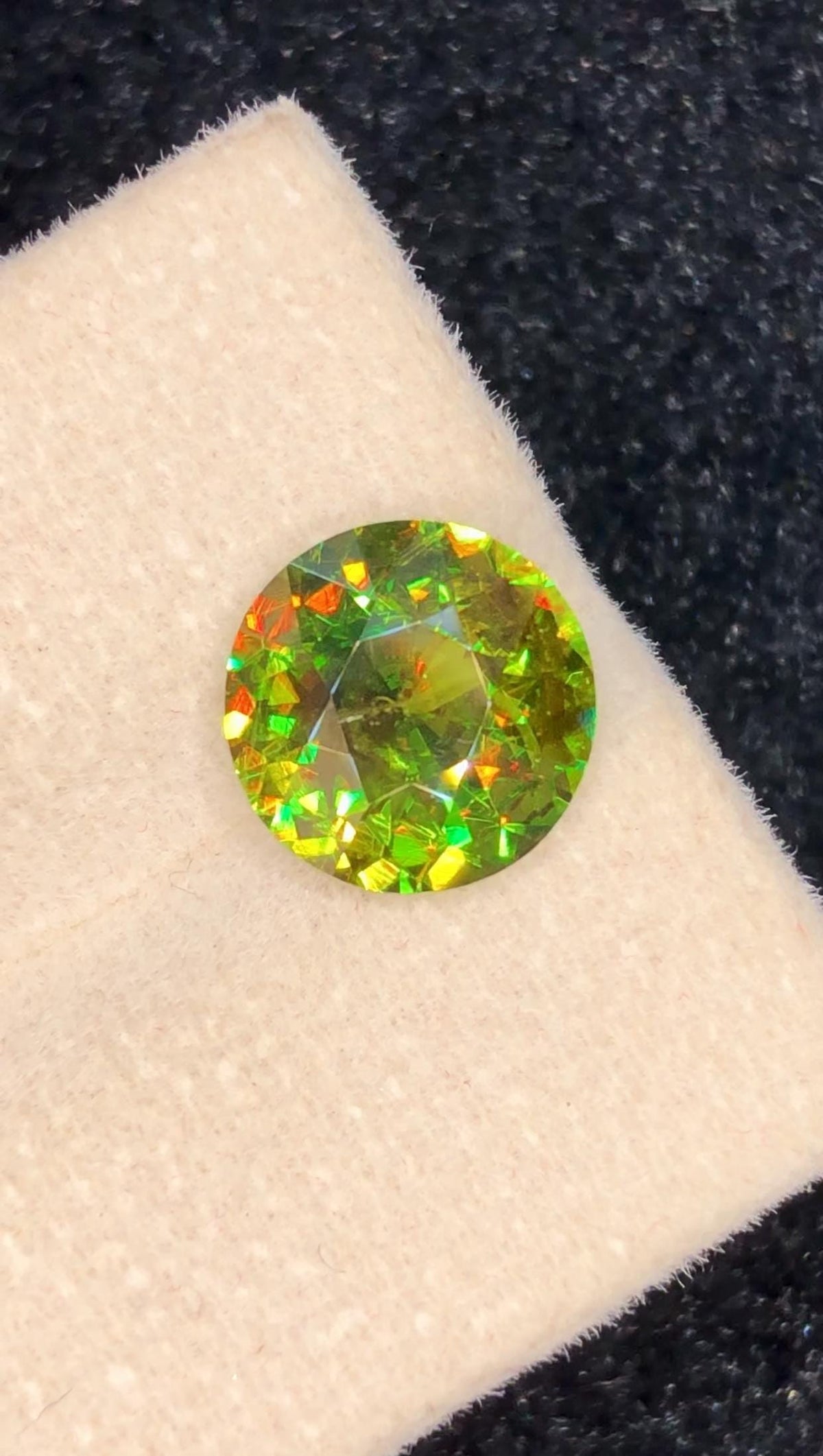 Chrome sphene 3.35ct round cut with fire — Pakistan