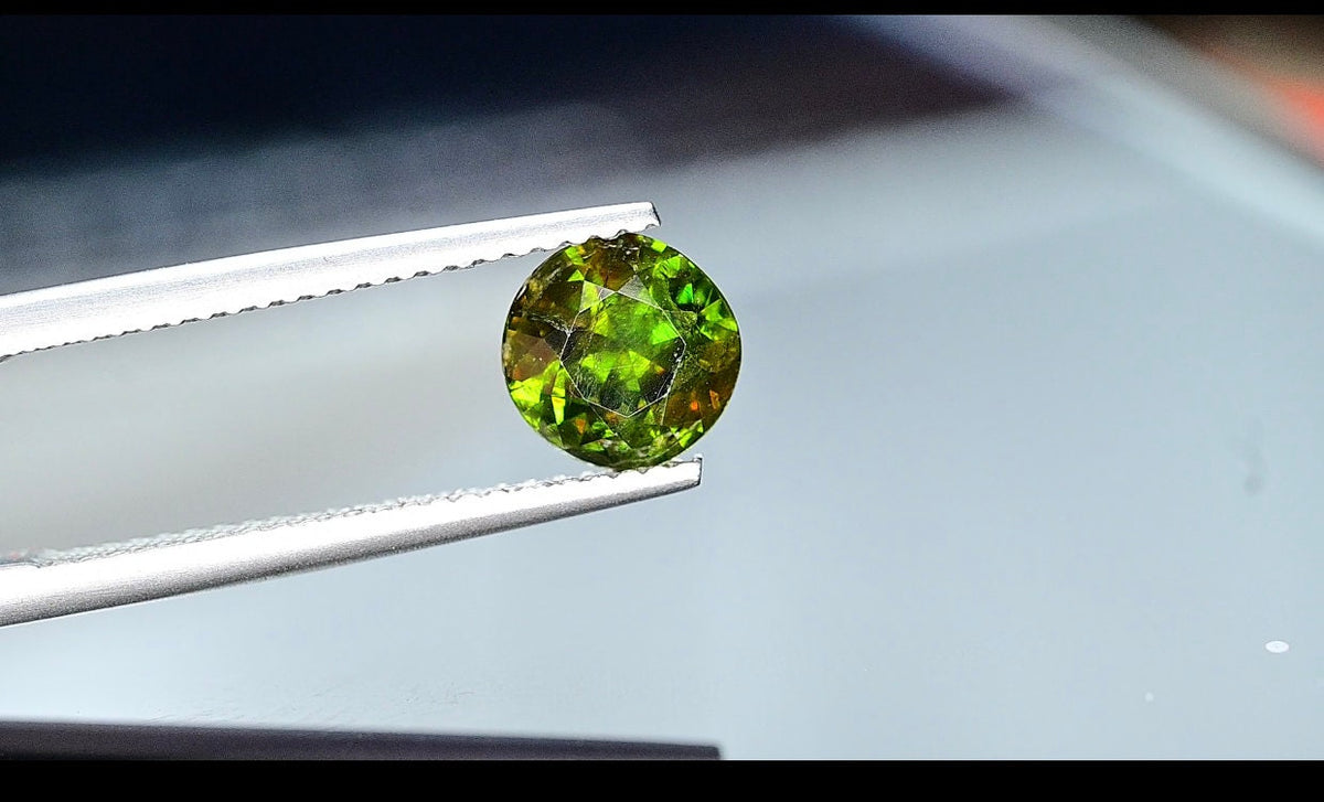 AAA Fire Sphene Gemstone: Natural Round Cut Titanite, 1 ct