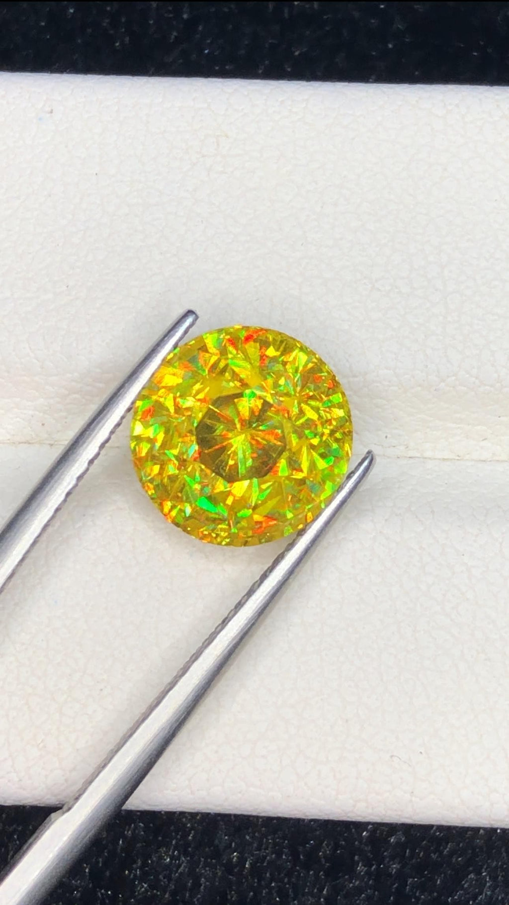 Trichroic Sphene Gemstone: 5.65 CT Round Faceted Titanite