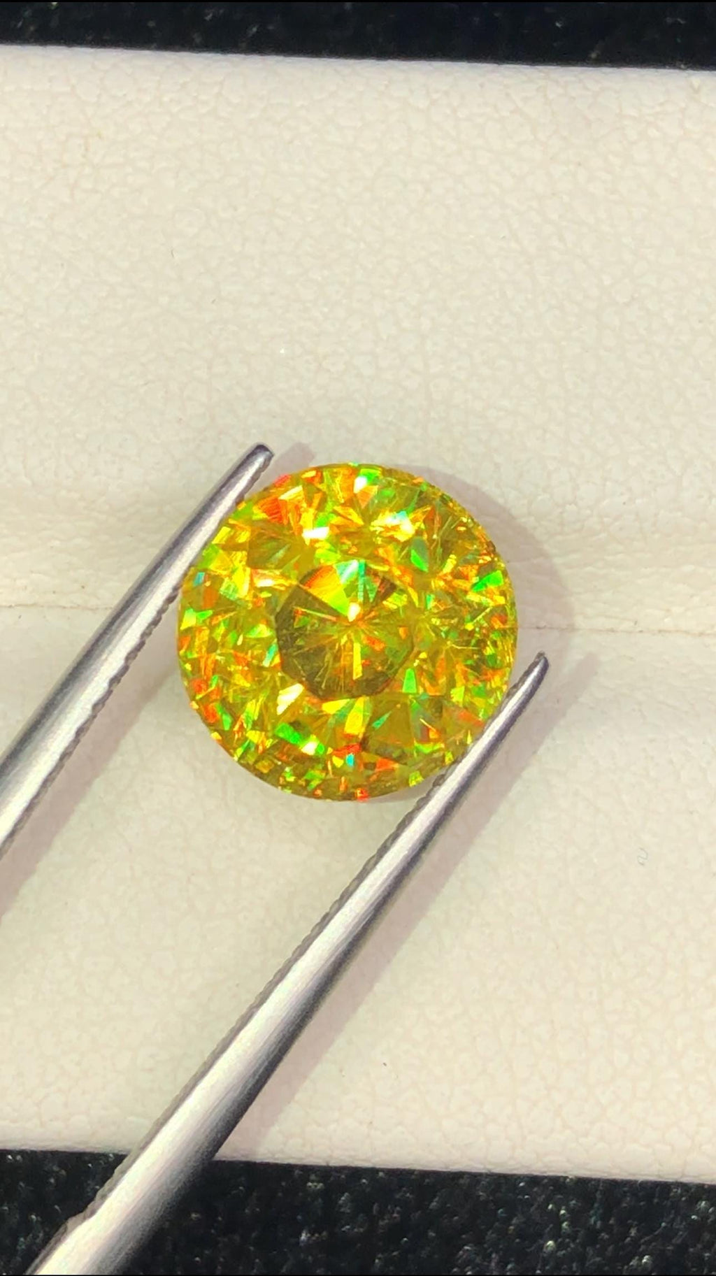 Trichroic Sphene Gemstone: 5.65 CT Round Faceted Titanite
