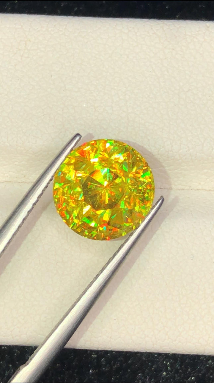 Trichroic Sphene Gemstone: 5.65 CT Round Faceted Titanite