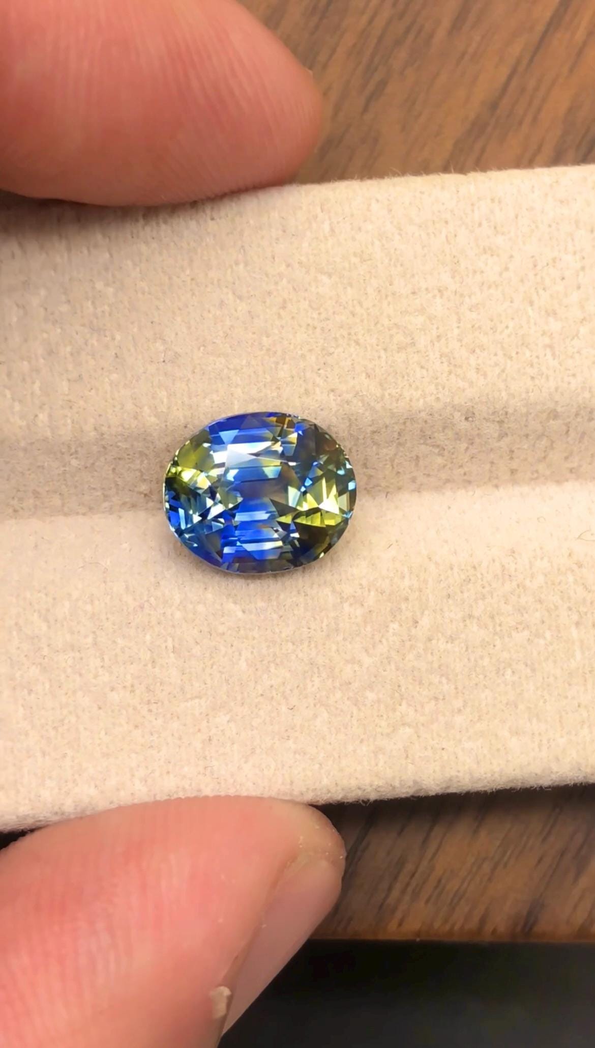 Bi Color Sapphire 4.17 Ct Oval Cut – Blue-Yellow Gem from Sri Lanka No Heat