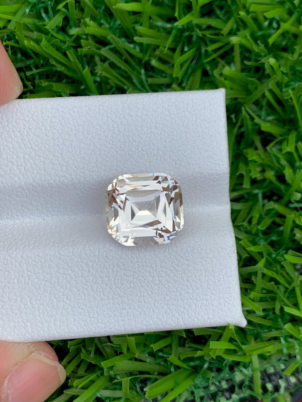 Morganite 4.60ct Cushion Cut – Golden Peach Sparkle