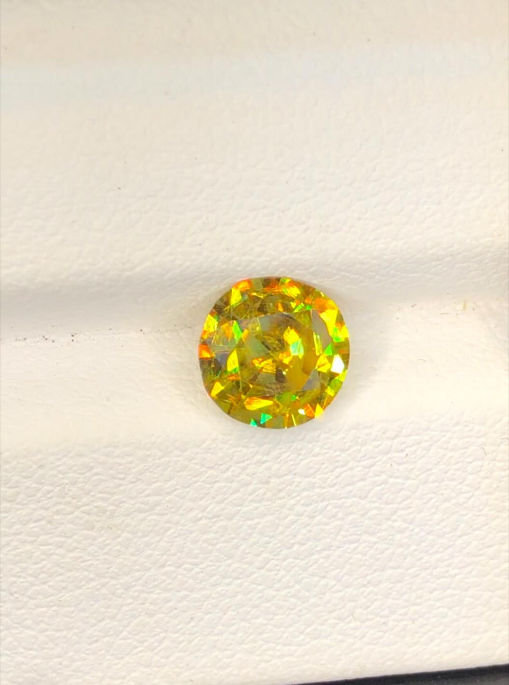 Natural Sphene Gemstone: Faceted Round Titanite, 1.40 CT