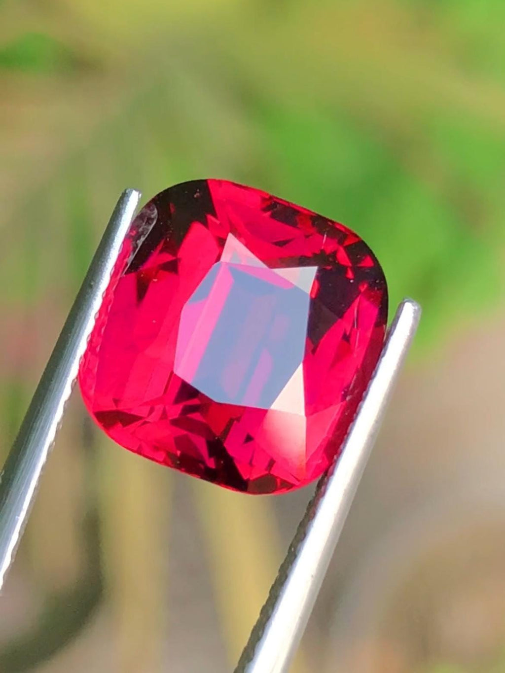 Rhodolite Garnet 7.05 ct Cushion Cut – Certified Raspberry-Tone Tanzanian Gemstone