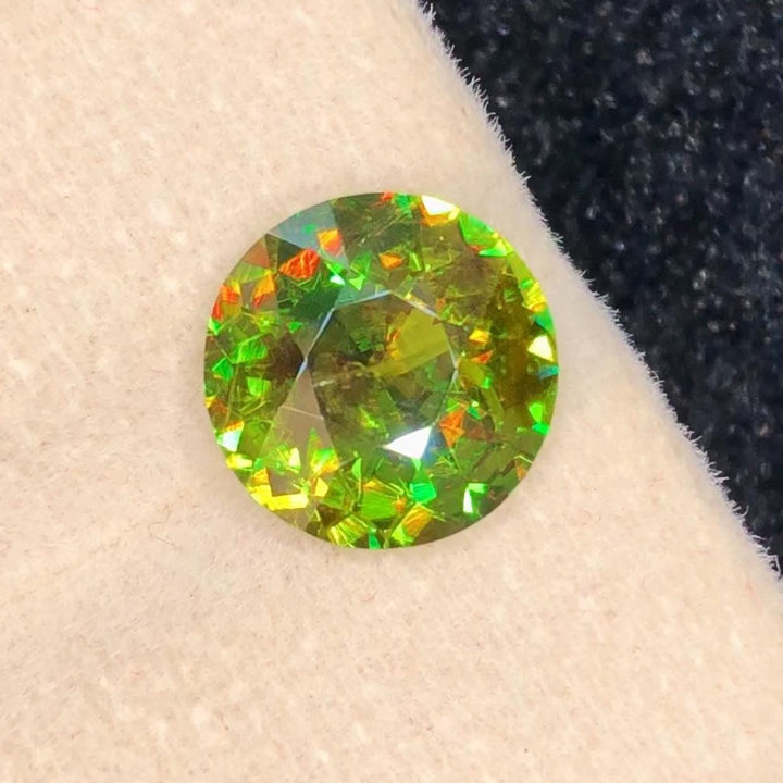 Chrome sphene 3.35ct round cut with fire — Pakistan