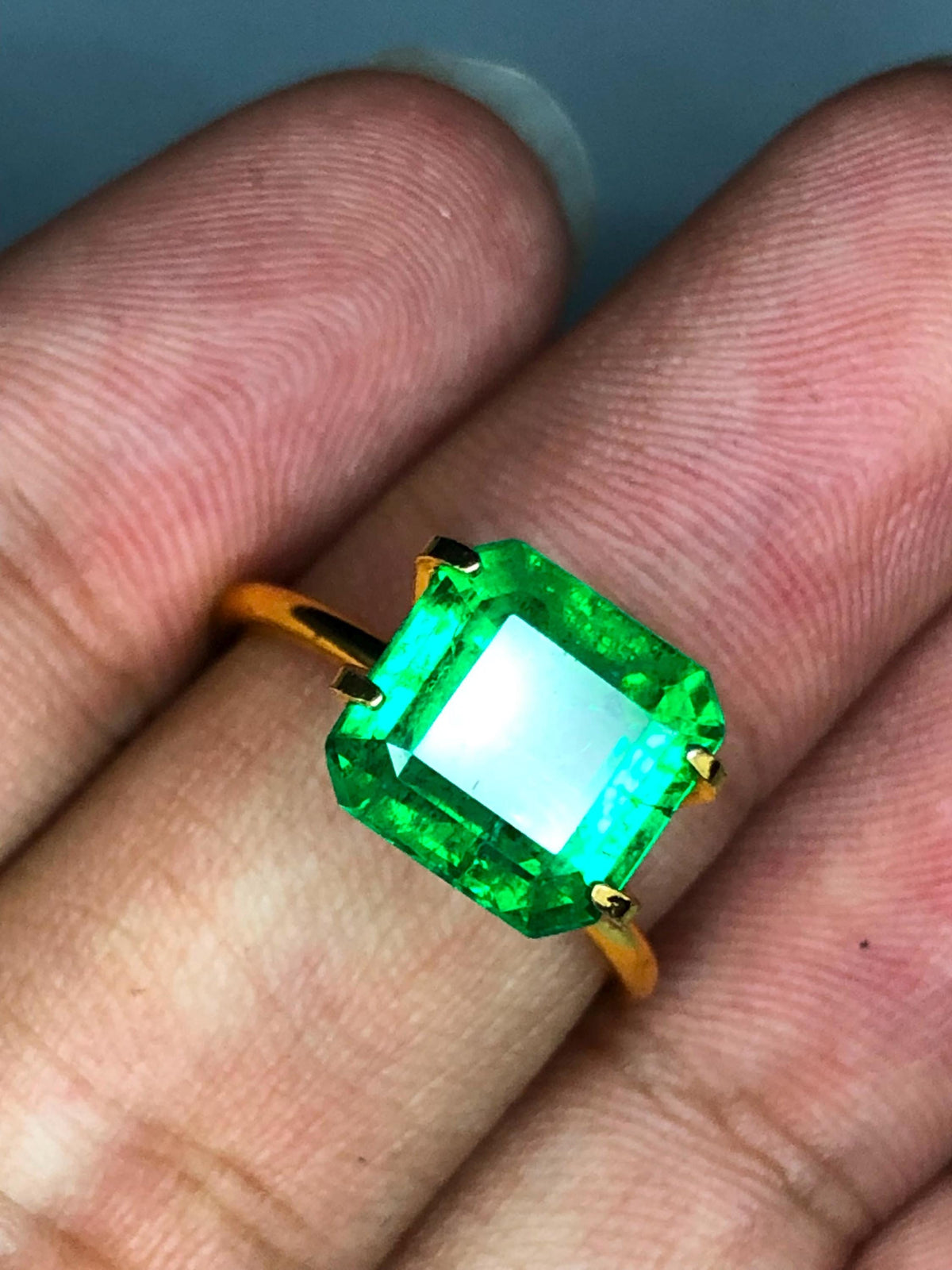 3.97 Ct Top Quality Natural Vivid Green Emerlad from zambia