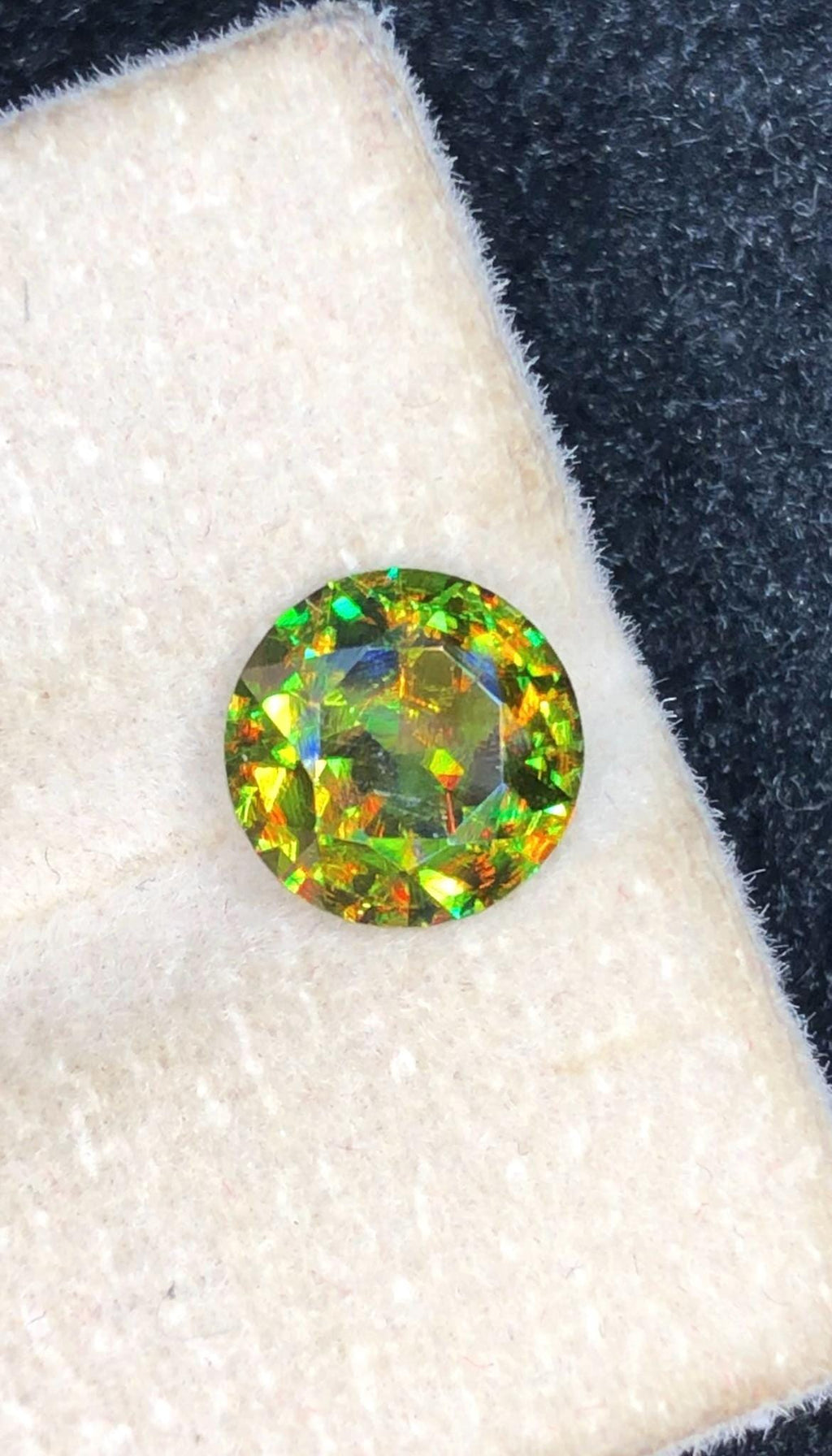 Chrome Sphene 1.75ct Round Cut – Madagascar • Full Fire