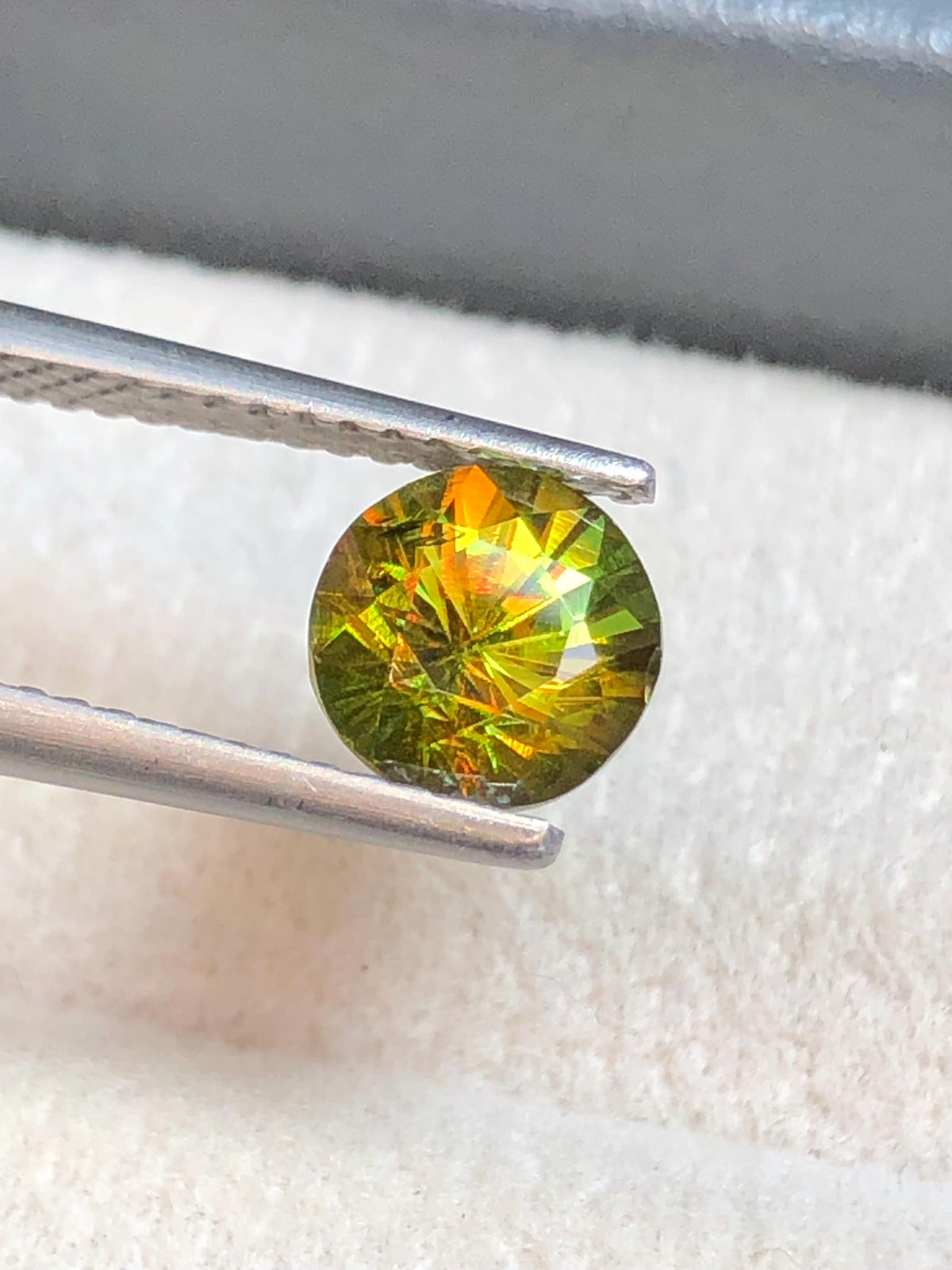Chrome Sphene 1.30ct Round Cut – Madagascar • Full Fire