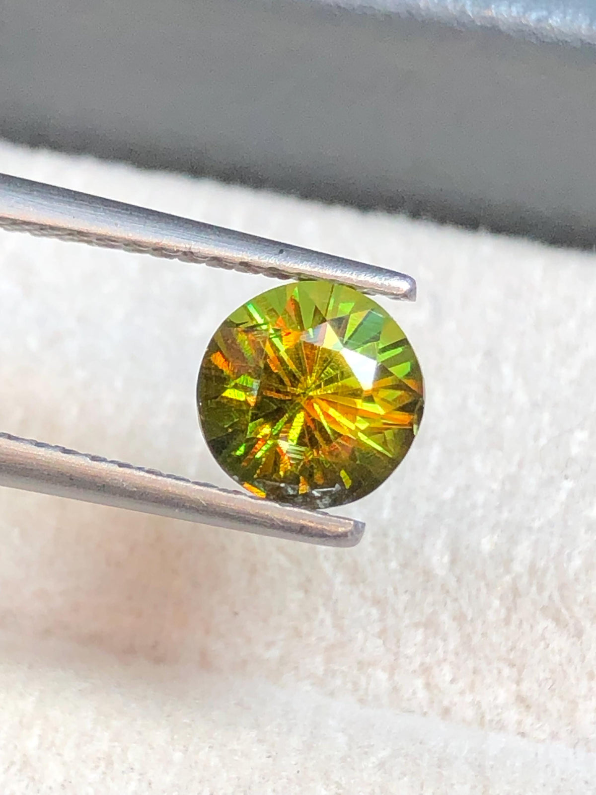 Chrome Sphene 1.30ct Round Cut – Madagascar • Full Fire