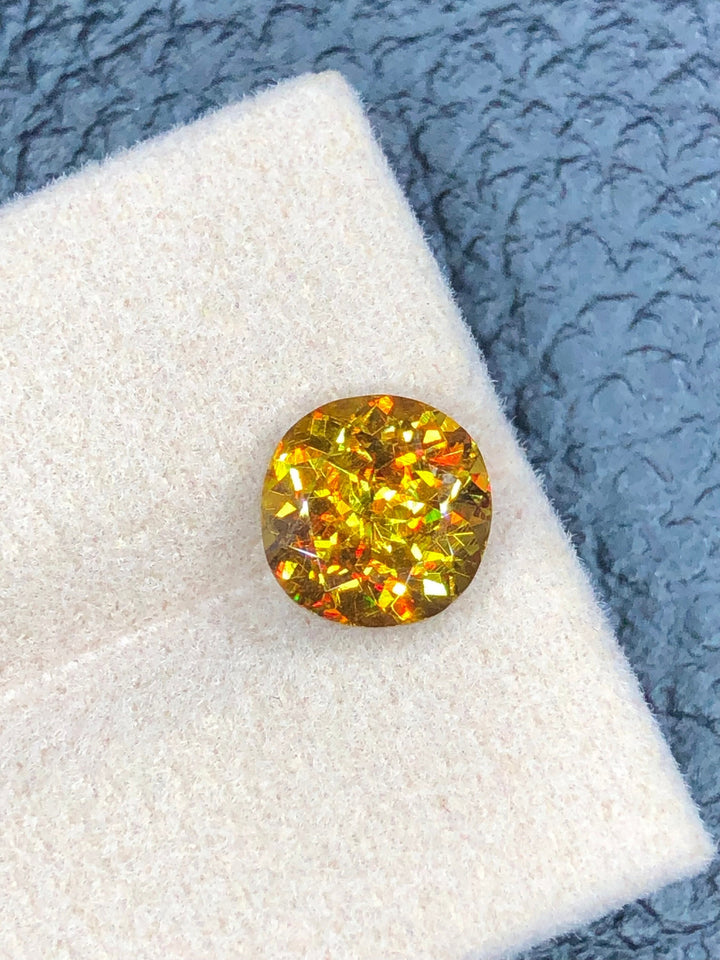 Trichroic Sphene Gemstone: Round Cut, 2.60 CT, Zagi Mine