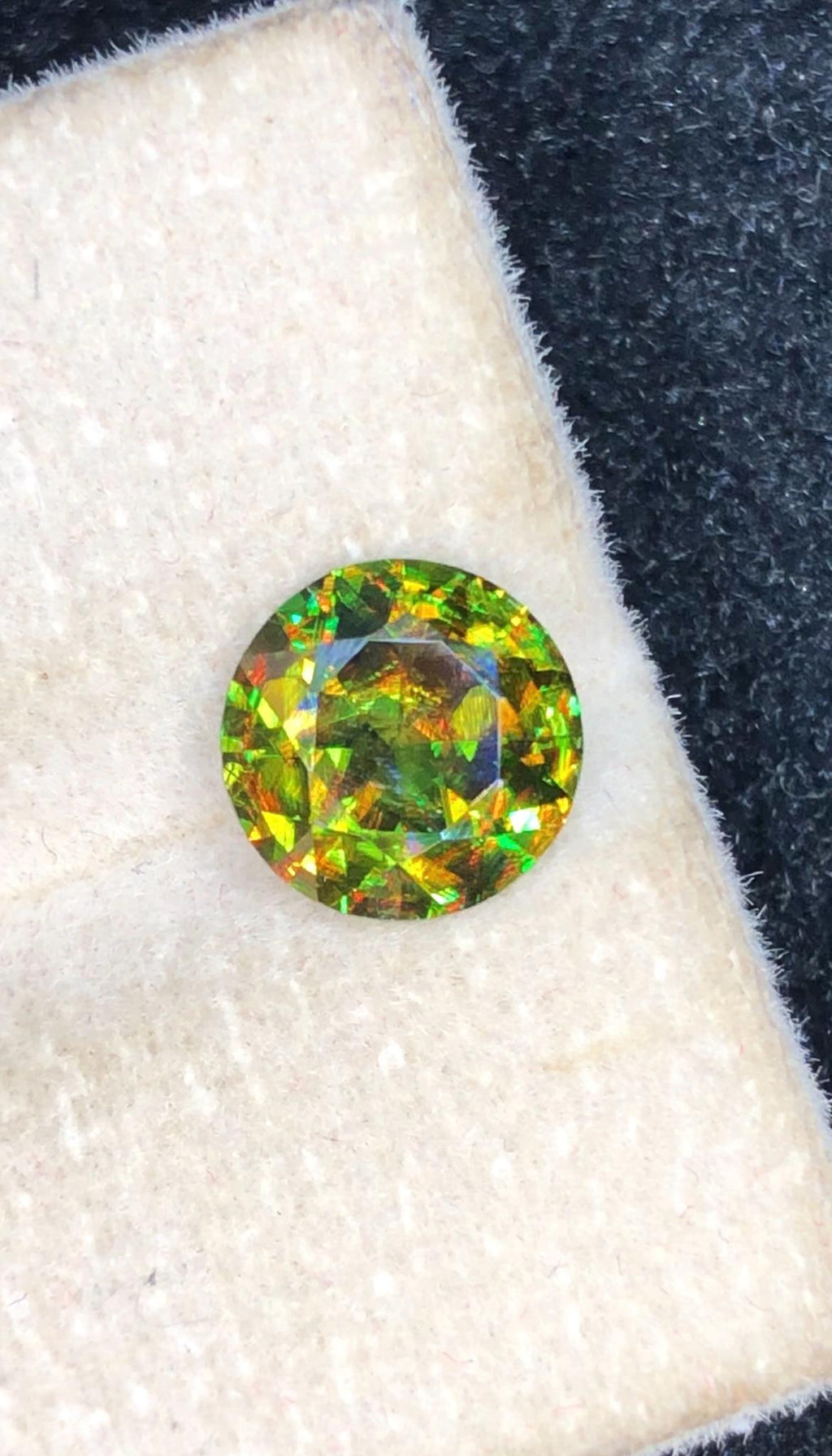 Chrome Sphene 1.75ct Round Cut – Madagascar • Full Fire
