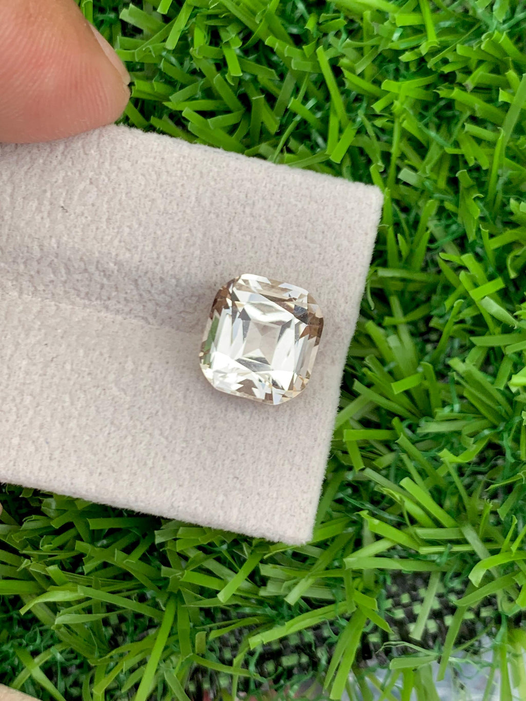 Morganite 4.60ct Cushion Cut – Golden Peach Sparkle