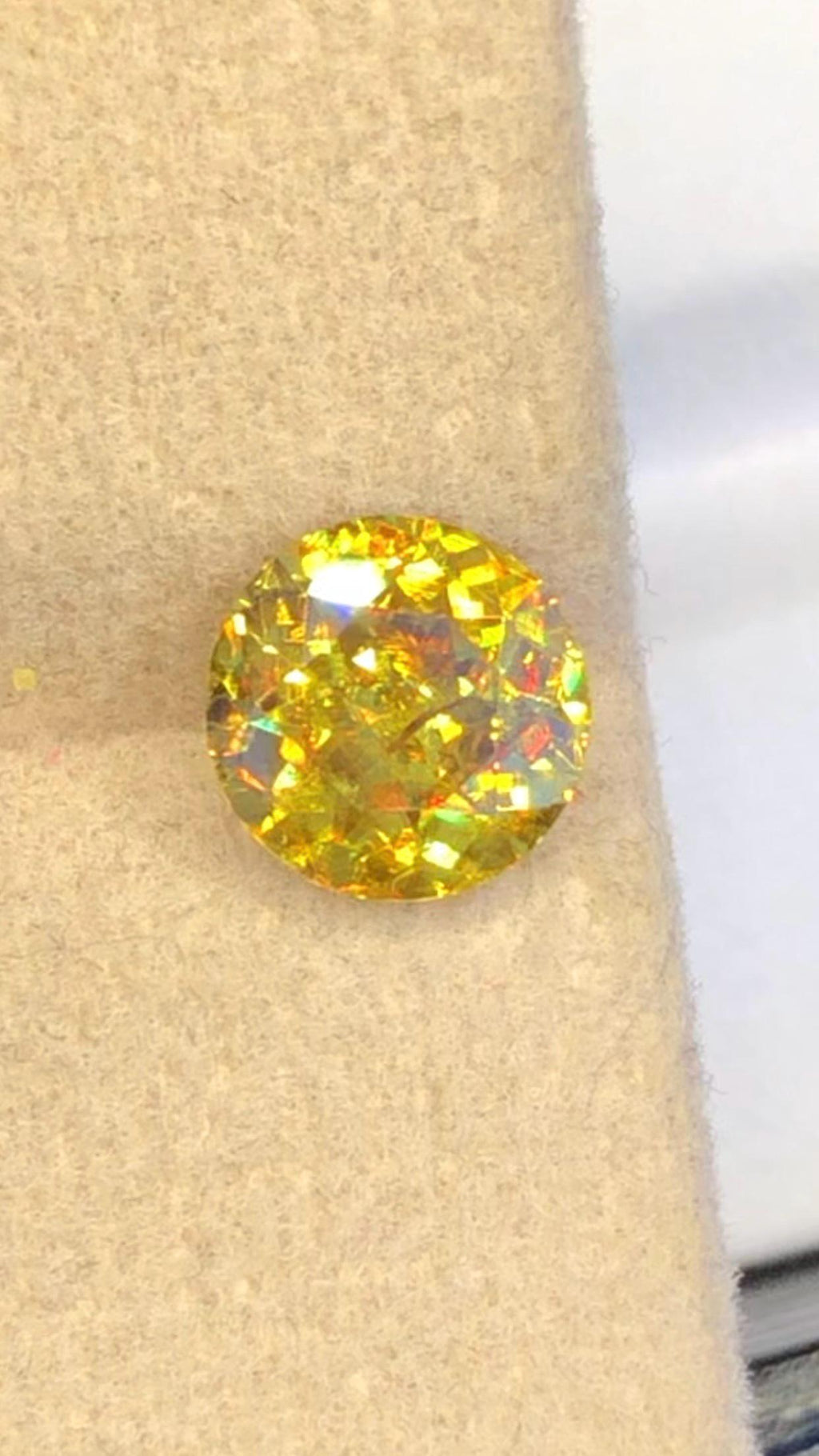 Natural Sphene Gemstone: Round Cut, Fire Titanite (1.35 CT)
