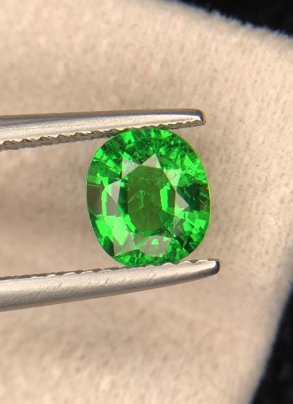 Green Tsavorite Garnet 1.20ct Oval Cut – Vivid Green Tanzanian Gemstone