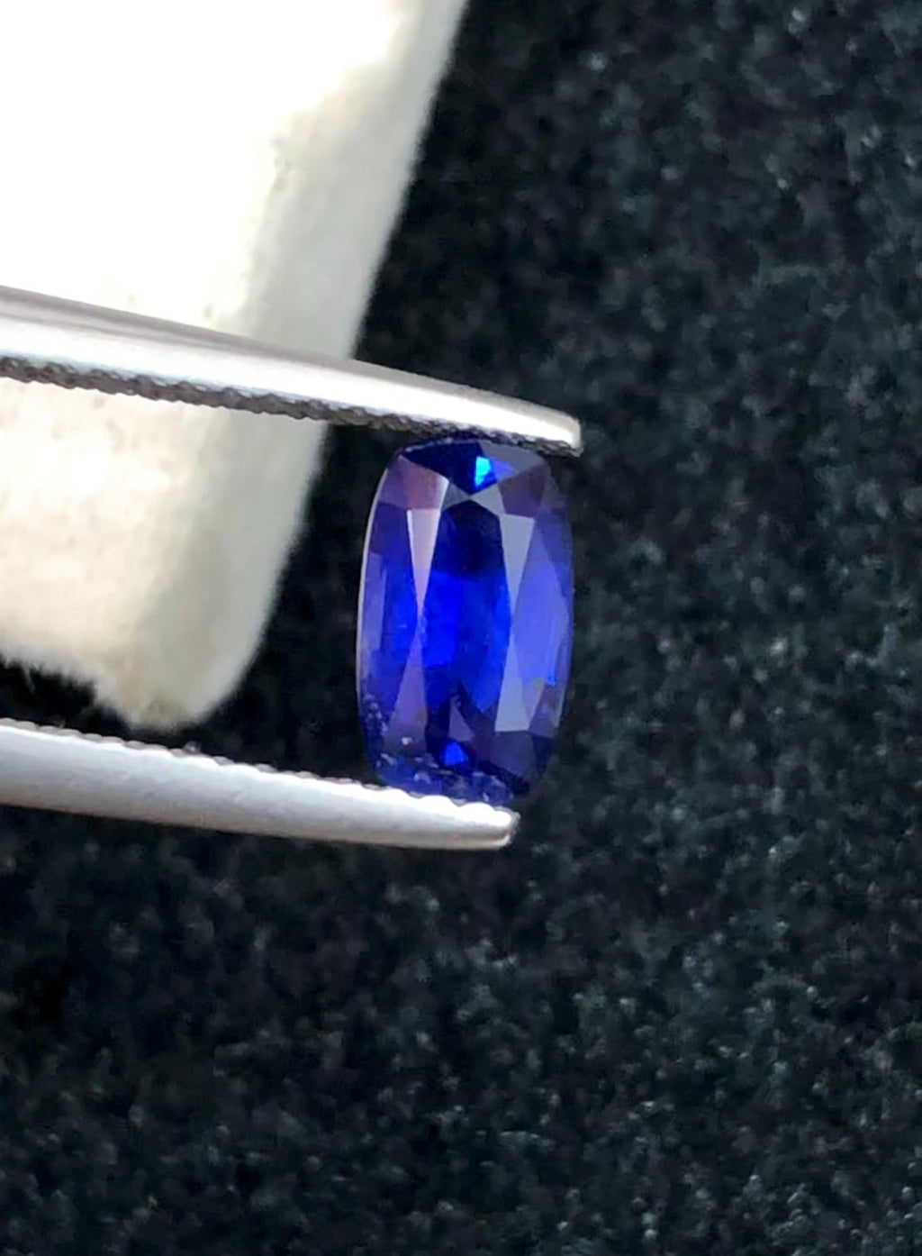 0.90 Carat Royal Blue Ceylon Sapphire Gemstone: Natural Loose Stone