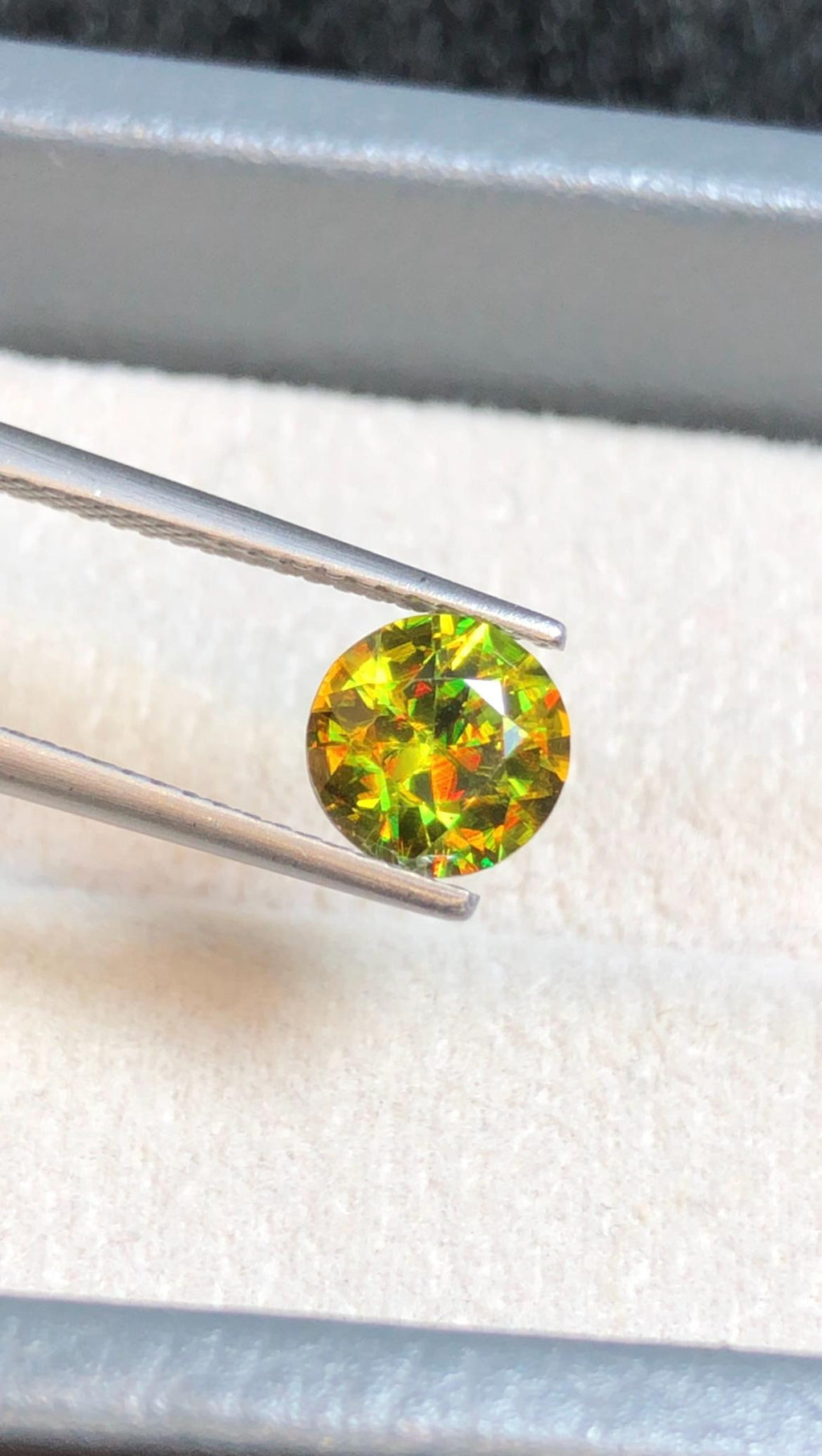 Chrome Sphene 1.30ct Round Cut – Madagascar • Full Fire