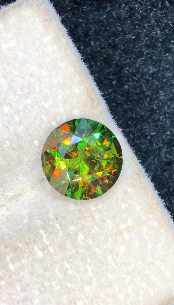 Chrome Sphene 1.90ct Round Cut – Madagascar • Full Fire