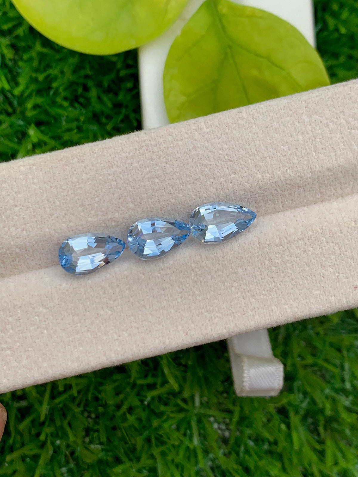 Santa Maria Blue Aquamarine Lot: VVS Pear Gemstones, Brazil, 4.30 CT