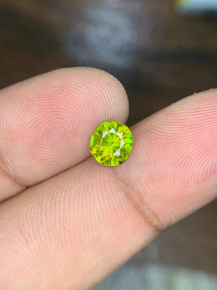 AAA Fire Sphene Gemstone: Natural Round Cut Titanite (1.05 CT)