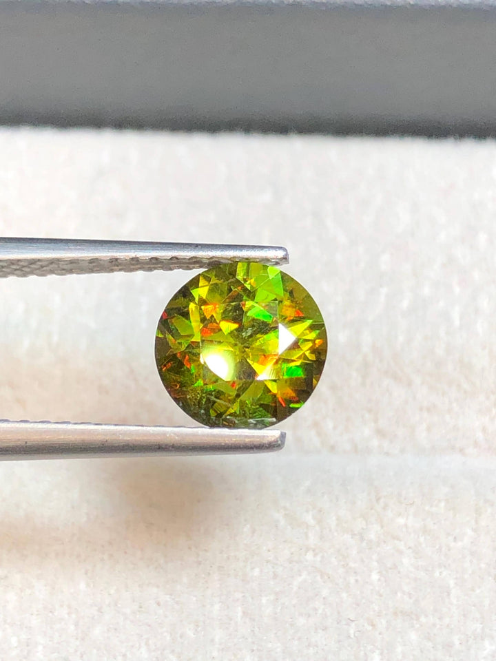 Chrome Sphene 1.75ct Round Cut – Madagascar • Full Fire