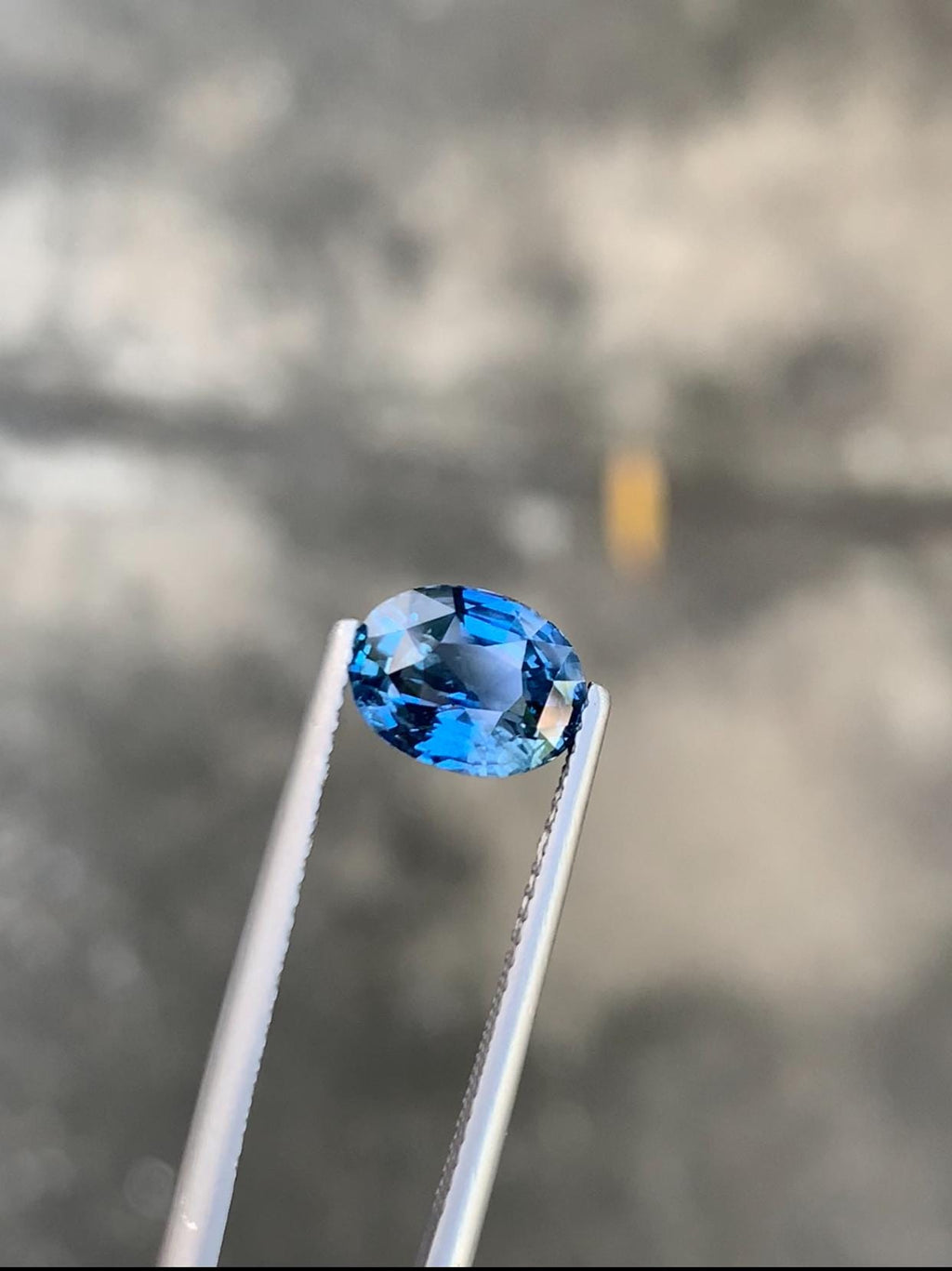 2.61 Carat Royal Blue Sapphire: Oval Cut Loose Gemstone, Sri Lanka