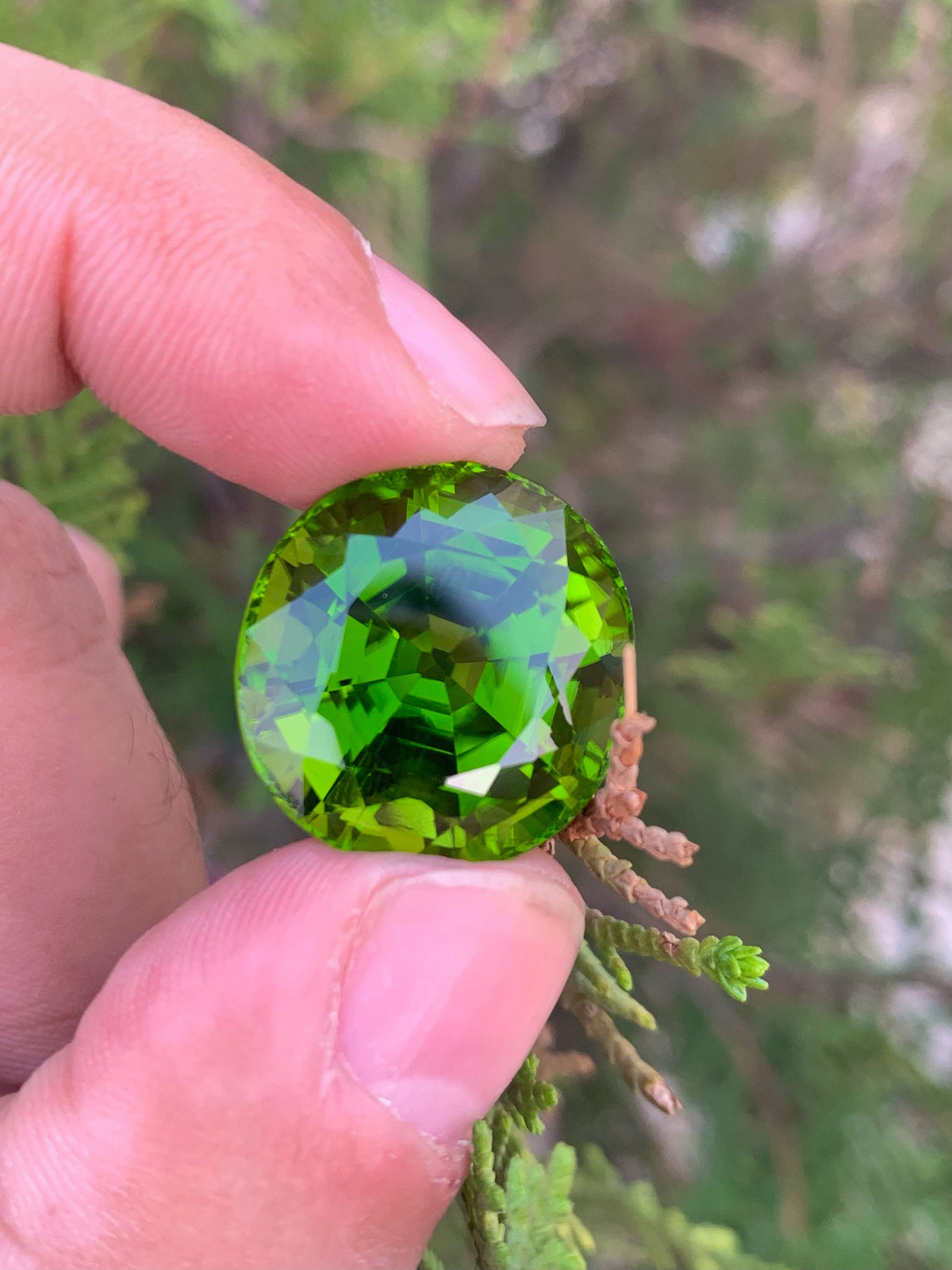 Olive Green Peridot Gemstone: Round Cut Natural Stone, 37.30 CT