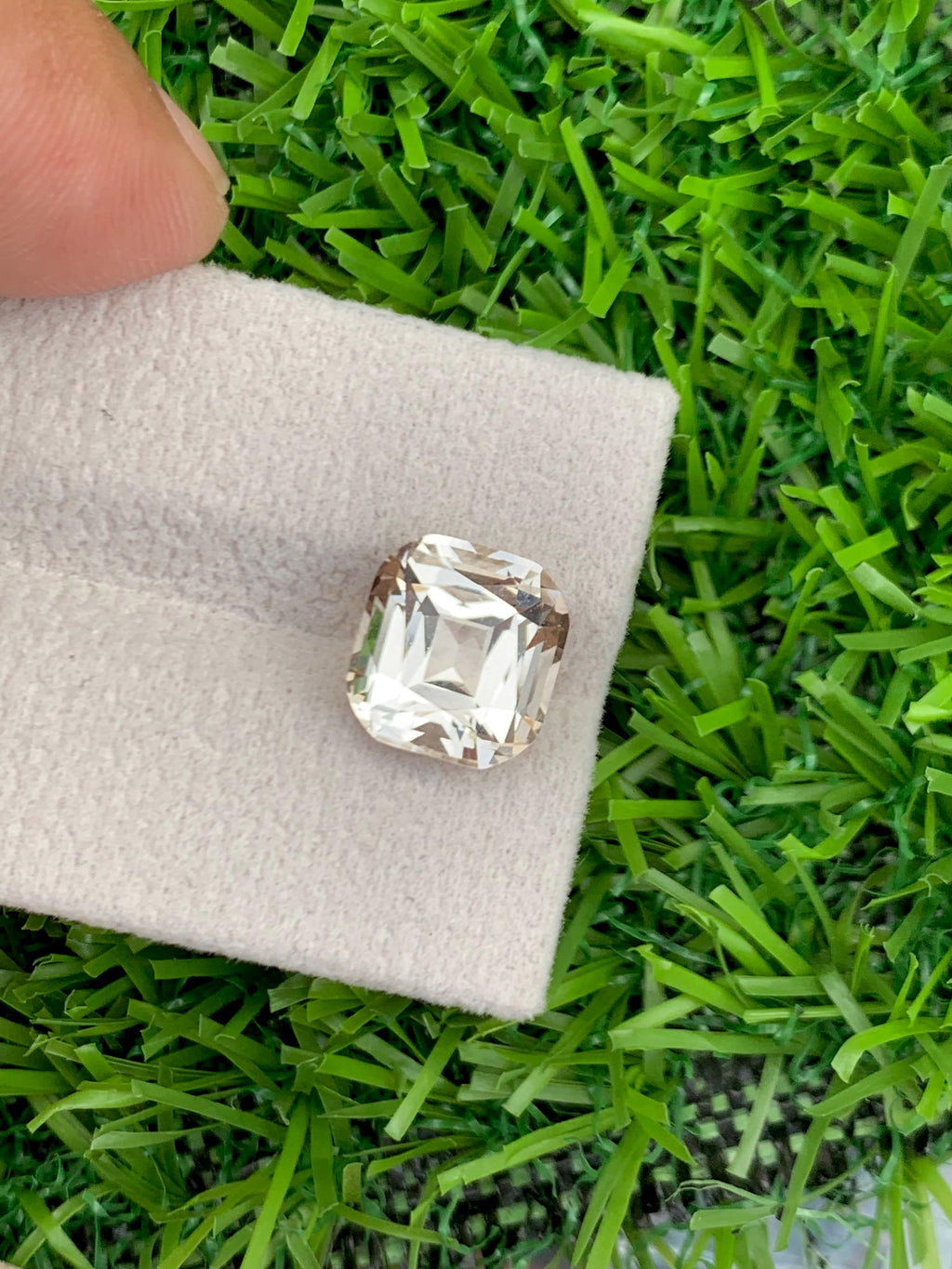 Morganite 4.60ct Cushion Cut – Golden Peach Sparkle