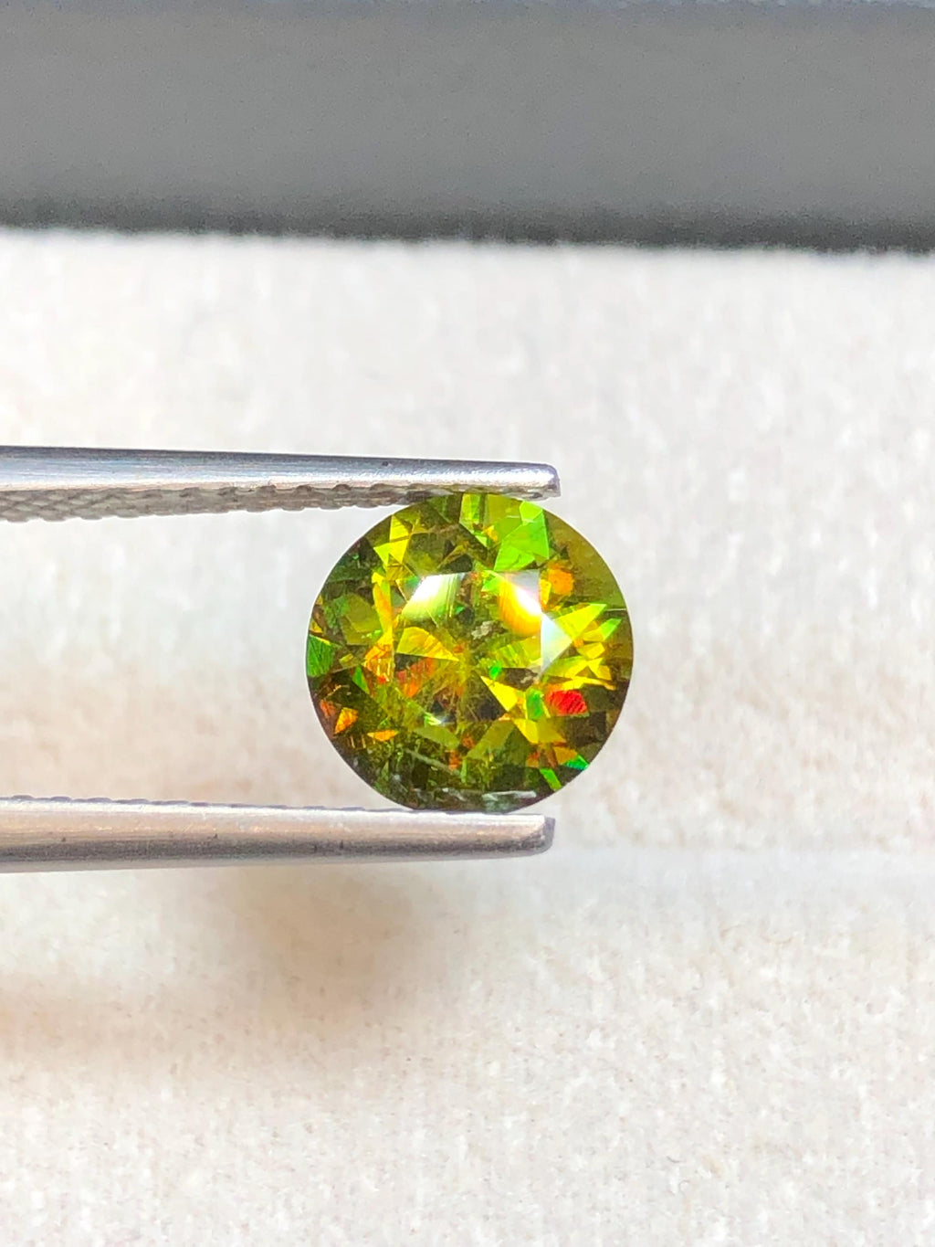 Chrome Sphene 1.75ct Round Cut – Madagascar • Full Fire