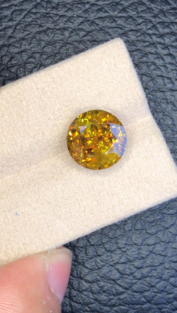 Natural Sphene Gemstone: 5.80 CT Round Cut Titanite from Himalayan Range