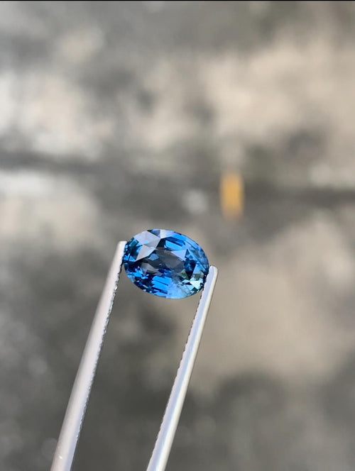2.61 Carat Royal Blue Sapphire: Oval Cut Loose Gemstone, Sri Lanka