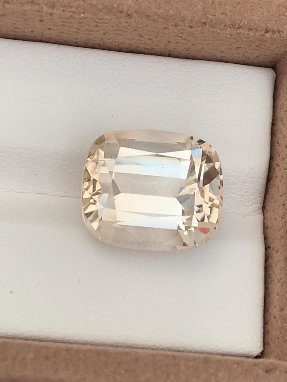 Golden Topaz 15.80ct Cushion Cut – Skardu Pakistan