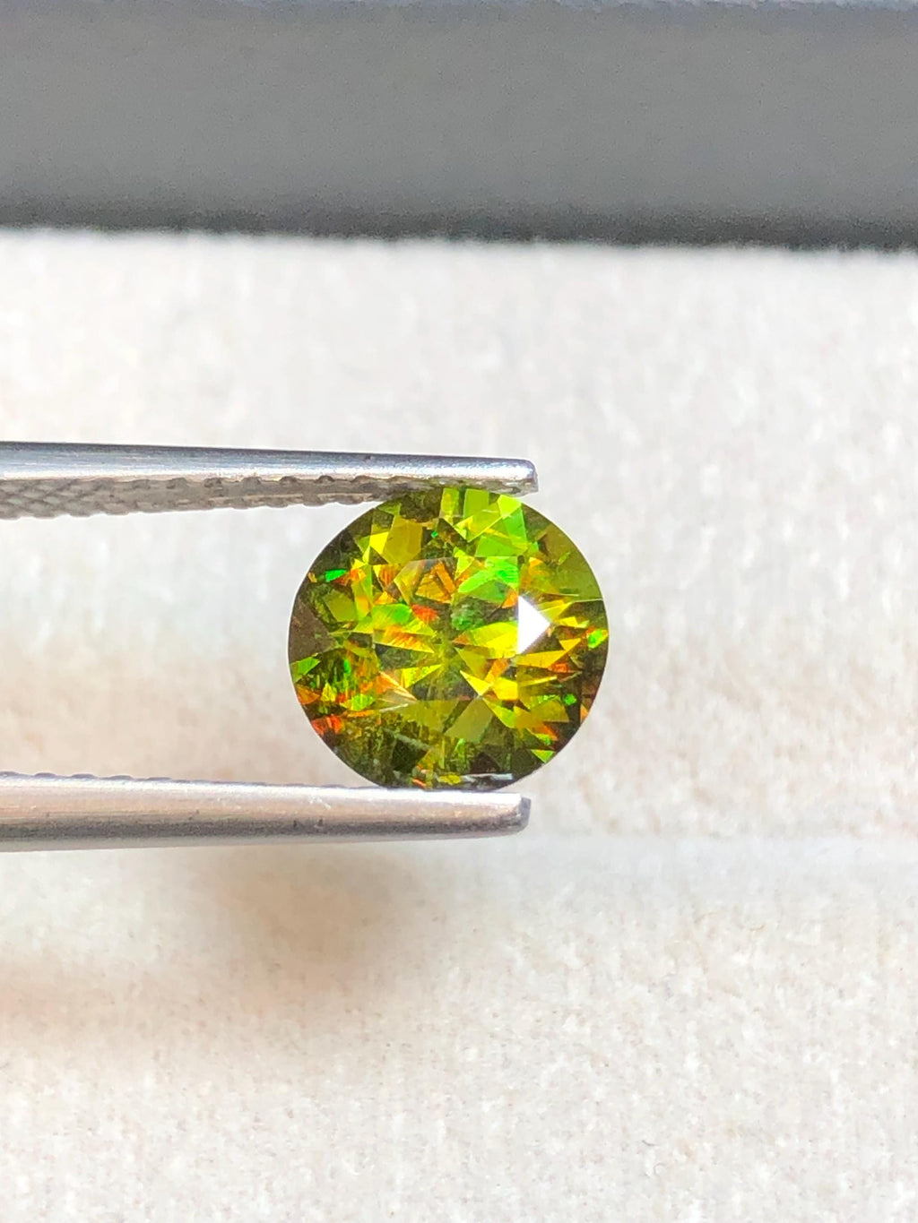 Chrome Sphene 1.75ct Round Cut – Madagascar • Full Fire