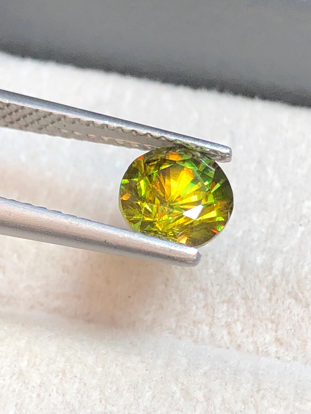 Chrome Sphene 1.30ct Round Cut – Madagascar • Full Fire