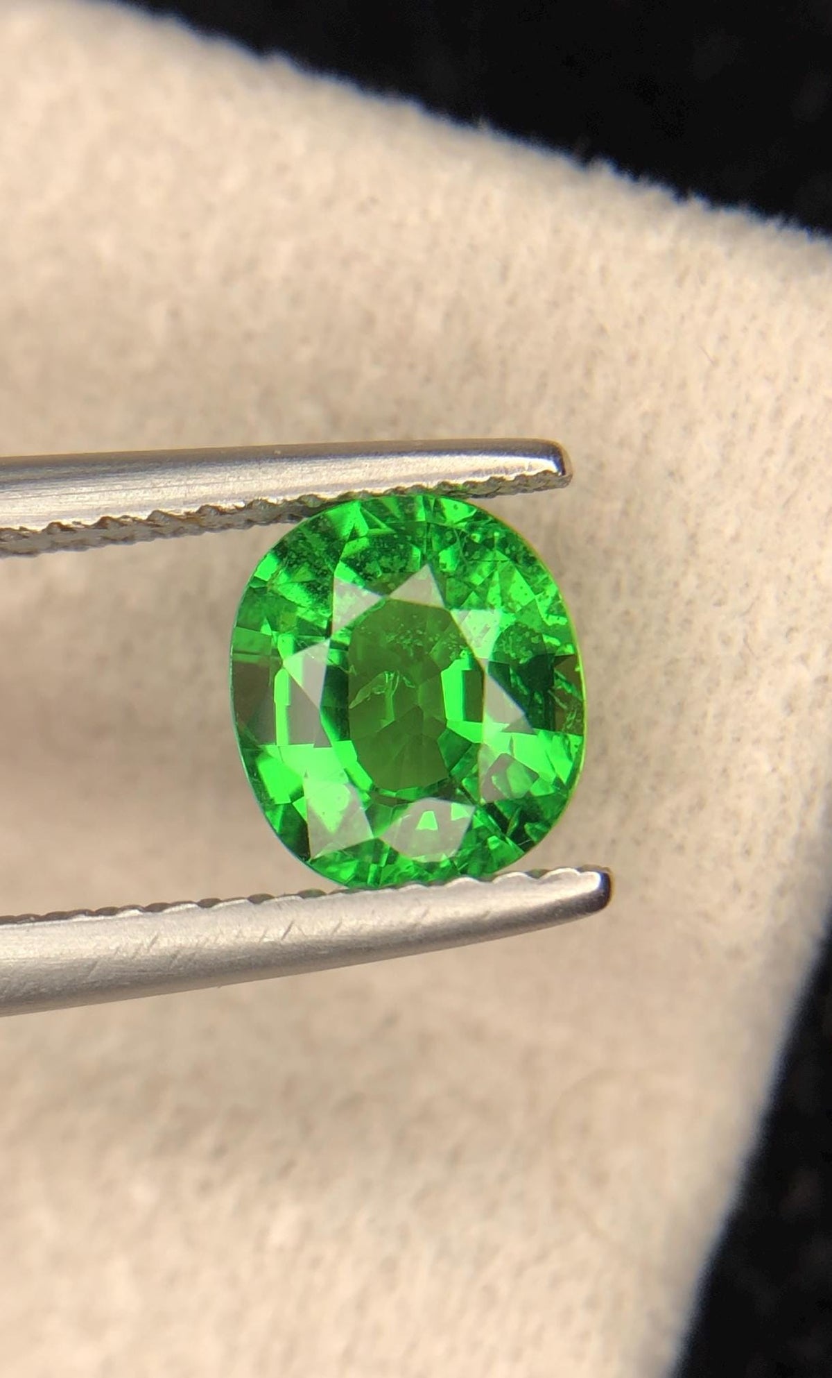Green Tsavorite Garnet 1.20ct Oval Cut – Vivid Green Tanzanian Gemstone