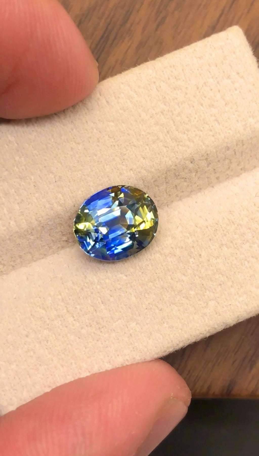 Bi Color Sapphire 4.17 Ct Oval Cut – Blue-Yellow Gem from Sri Lanka No Heat
