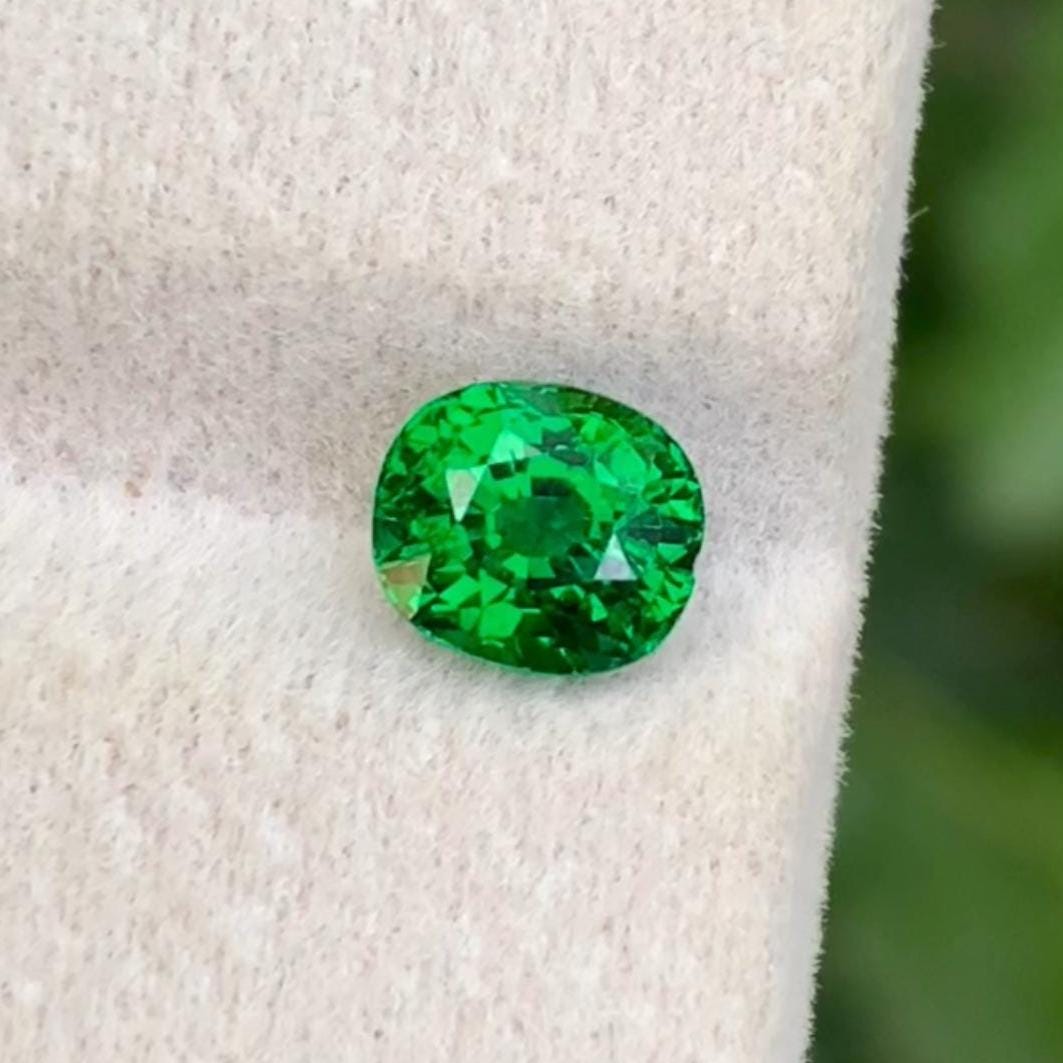 Tsavorite Garnet 1.15ct Oval Cut – Vivid Green Gemstone from Tanzania